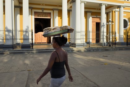 Nicaragua, Granada, parque Central (Parque Colon), vendeuse d'arachides devant la cathédrale