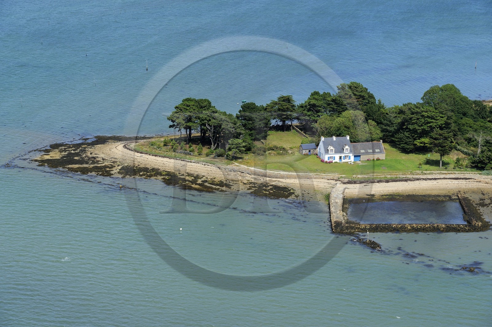 France, Morbihan (56), Golfe du Morbihan, Ile d'Arz, maison et piscine de mer à la pointe de Berneau (vue aérienne)