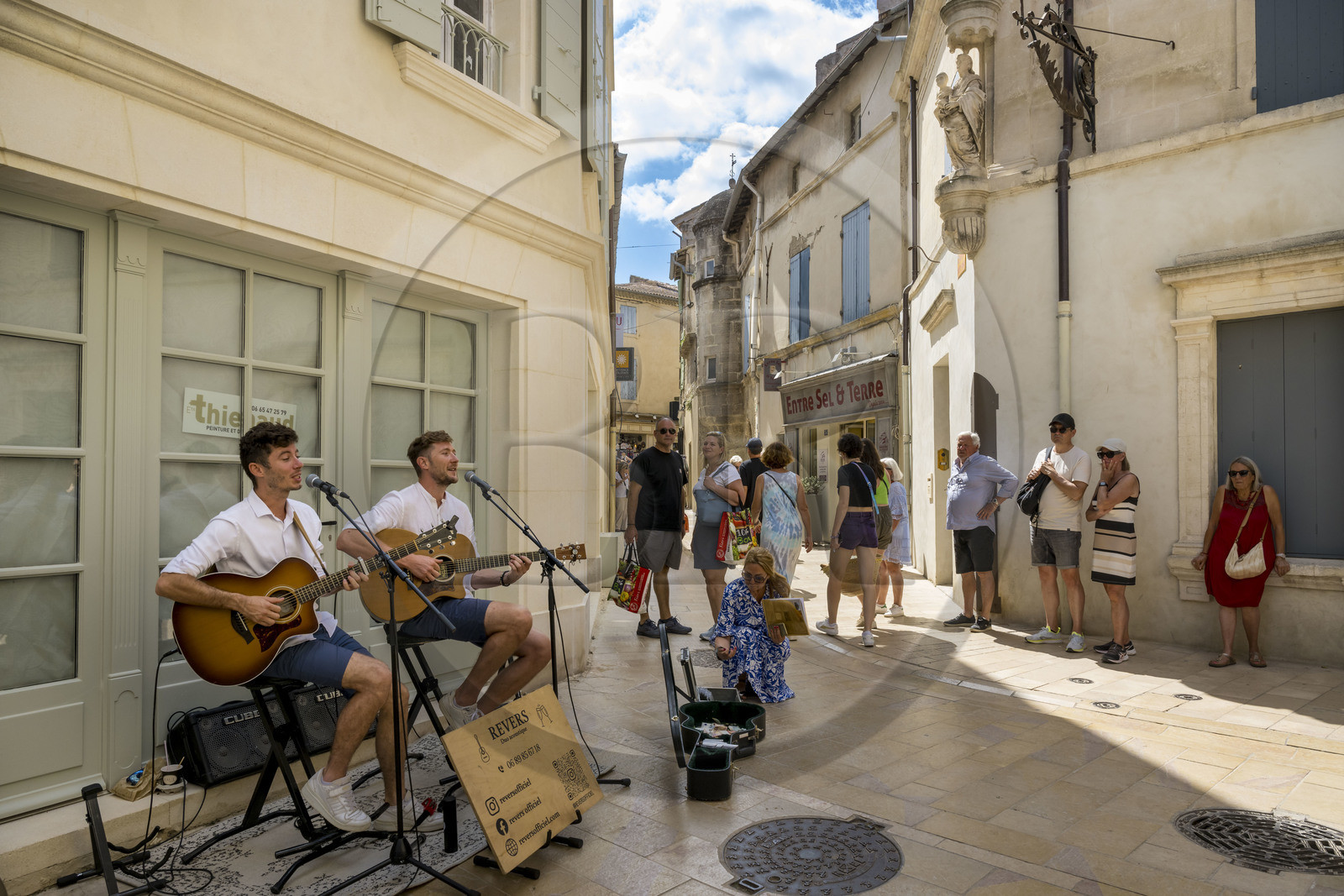 France, Bouches-du-Rhône (13), Parc Naturel Régional des Alpilles, Saint-Rémy-de-Provence, les musiciens de rue du duo acoustique Revers rue Nostradamus