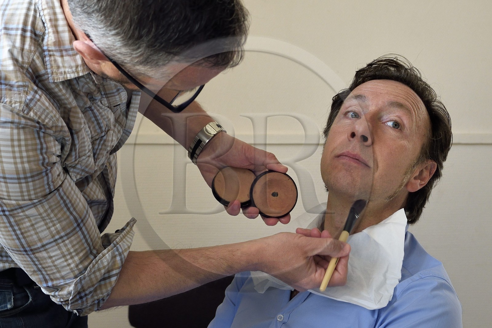 France, Yvelines (78), Montchauvet, tournage pour la télévision du Village Préféré des Français avec Stéphane Bern, maquillage de Stéphane Bern