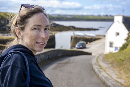 France, Finistère (29), Mer d'Iroise, Ile d'Ouessant, le port de Lampaul, Ondine Morin guide conférencière et pêcheur