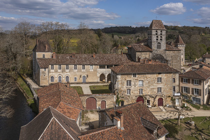 France, Dordogne (24), Périgord Vert, Saint-Jean-de-Côle, labellisé Les Plus Beaux Villages de France, l'ancien prieuré et le clocher de l'église Saint-Jean-Baptiste (vue aérienne)