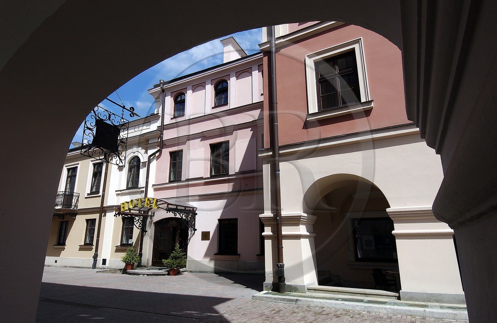 Pologne, région de Lublin, ville Renaissance de Zamosc classé Patrimoine Mondial de l' UNESCO, passage sous les arcades de la place du marché et l'hôtel Zamojski