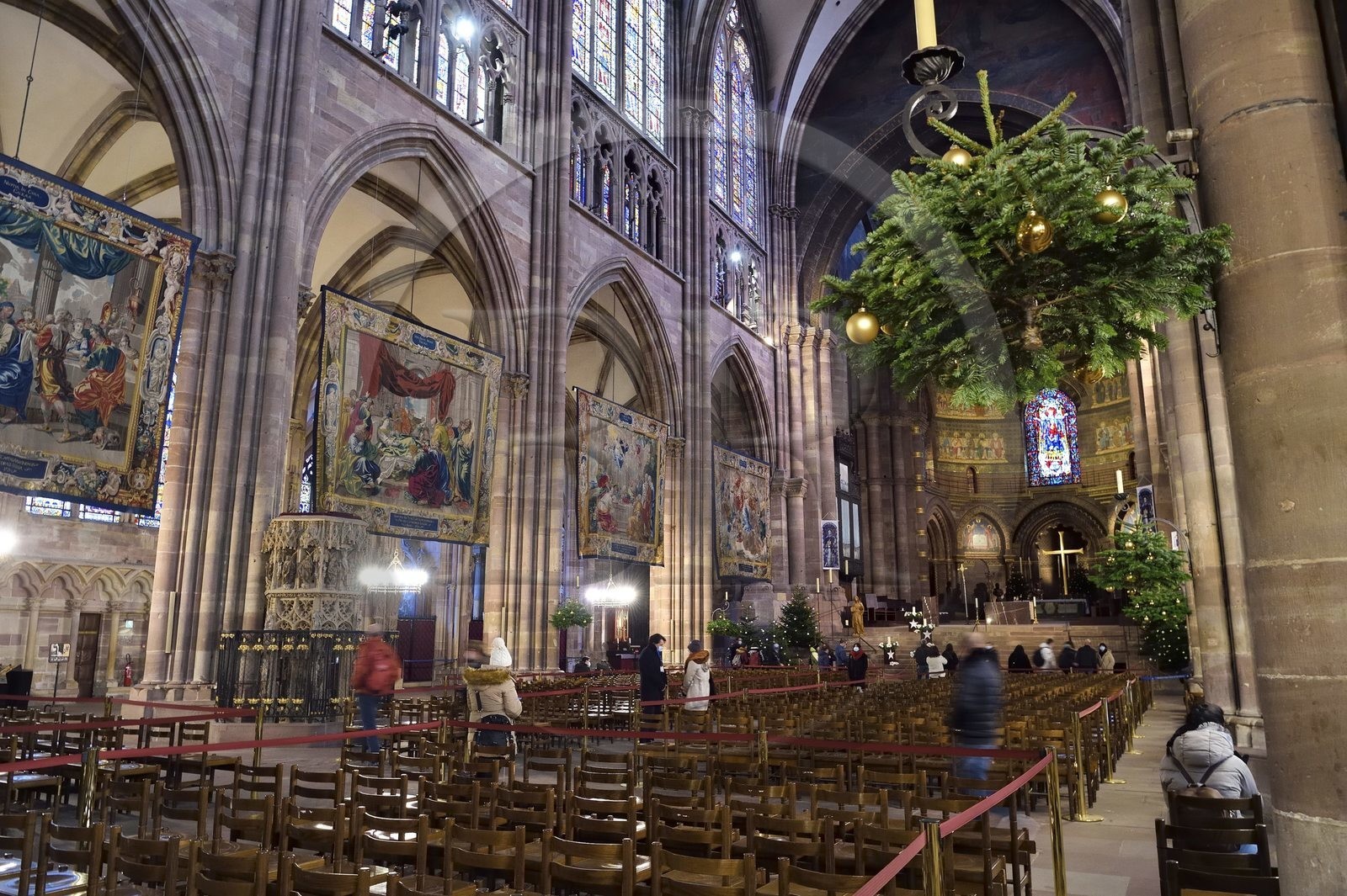 France, Bas-Rhin (67), Strasbourg, vieille ville classée au Patrimoine Mondial de l'UNESCO, la cathédrale Notre-Dame, les Scènes de la vie de la Vierge réalisées à la demande de Richelieu sont une série de quatorze tapisseries suspendues dans la nef durant la période de l'Avent