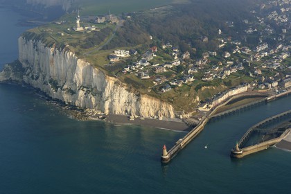 France, Seine-Maritime (76), Pays de Caux, Côte d'Albâtre, Fécamp dominé par Notre Dame du Salut au Cap Fagnet (vue aérienne)