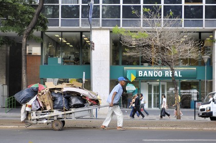 Brésil, Etat du Minas Gerais, Belo Horizonte, contraste entre pauvreté et richesse