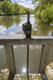 France, Vendée (85), Saint-Malô-du-Bois, vallée du Poupet, écluse du moulin de l'auberge du Poupet en bordure de la Sèvre Nantaise