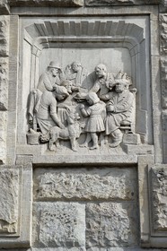 France, Moselle (57), Metz, quartier impérial, la gare de Metz, édifiée de 1905 à 1908 par l'architecte berlinois Jurgen Kruger est inscrite monument historique, bas-relief représentant le restaurant bourgeois des 1ère classe de la gare