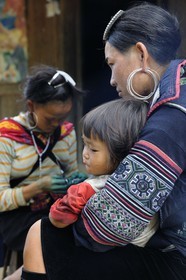 Vietnam, province de Lao Cai, région de Sapa, la minorité Hmong Noir, travaux de couture et de teinture au bleu indigo
