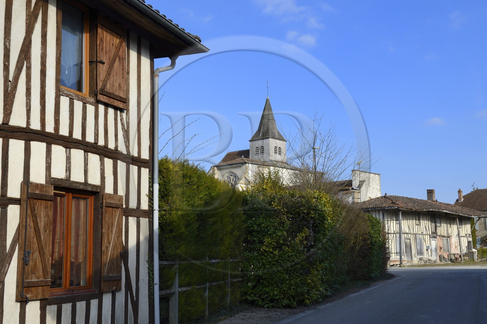 France, Marne (51), village de Saint-Amand-sur-Fion, ferme à pan de bois et l'église en arrière plan