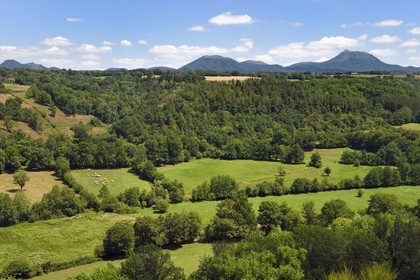 France, Puy-de-Dôme (63), sur la butte basaltique de Saint-Pierre-Le-Chastel surplombant la vallée de la Sioule, la Chaîne des Puys classée Patrimoine Mondial de l’UNESCO, avec le Puy de Côme à gauche, le Grand Suchet et le volcan Puy de Dôme à droite
