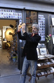 France, Paris (75), le marché des Enfants Rouges, Fabien Breuvat, createur de la boutique A chacun son image