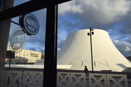 France, Seine-Maritime (76), Le Havre, Centre-ville reconstruit du Havre par Auguste Perret classé Patrimoine Mondial de l'UNESCO, le Volcan réalisé par Oscar Niemeyer et première maison de la culture crée en France vu depuis l'Hotel Oscar