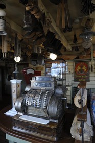 Norvège, Nordland, Iles Lofoten, Svolvaer, magasin général Bosen Spiseri, ancienne caisse enregistreuse