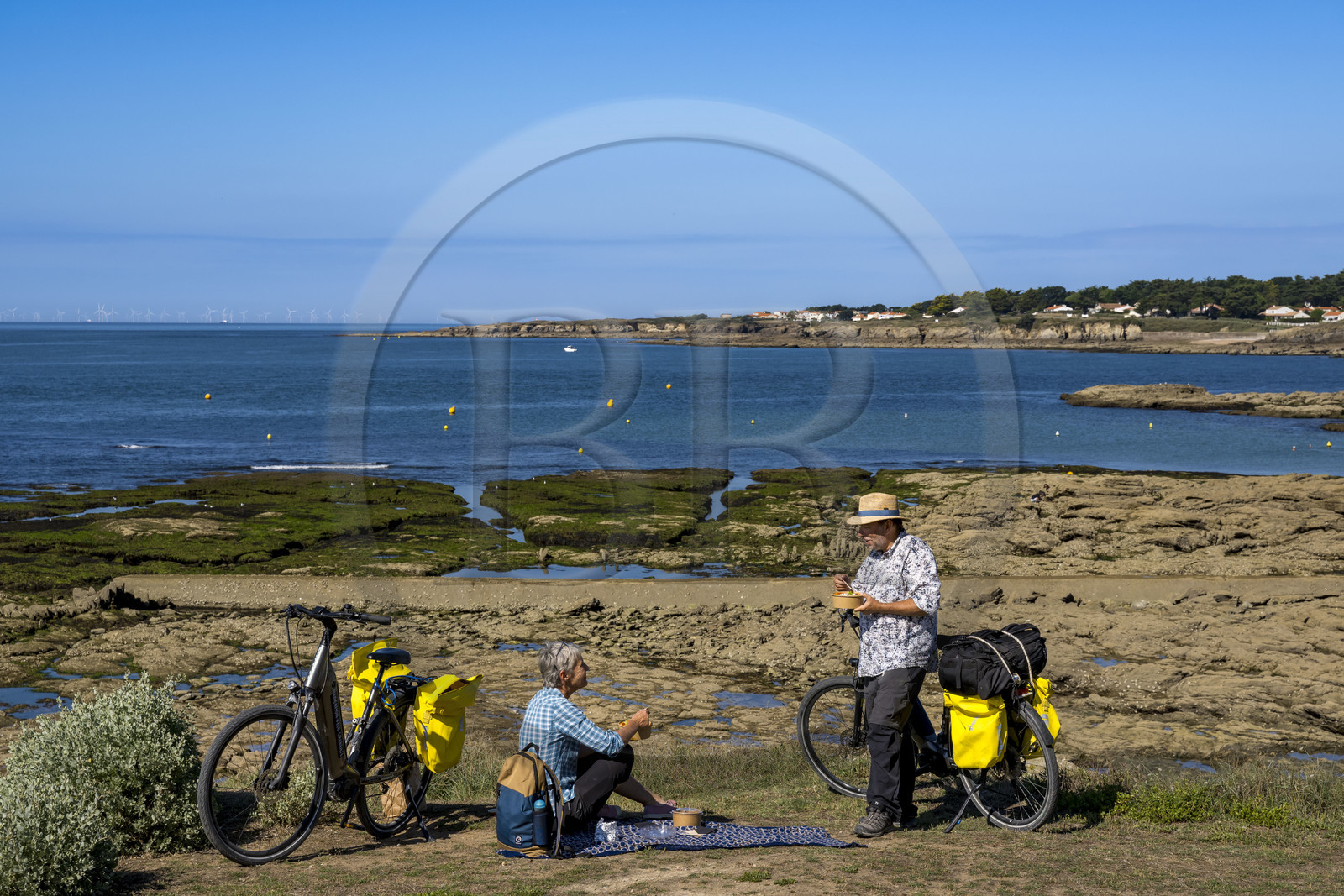 France, Loire-Atlantique (44), Préfailles, pique-nique en bordure de la vélodyssée longeant l'océan et la Pointe Saint Gildas en arrière plan