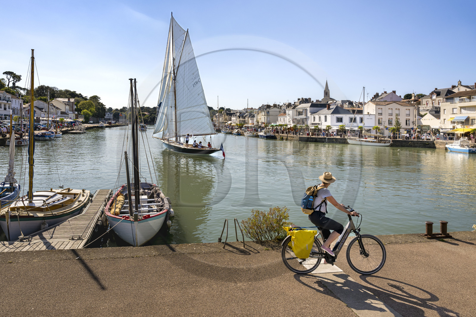 France, Loire-Atlantique (44), Pornic, le voilier Pen Duick quittant le port sous voile, l'église Saint-Gilles en arrière plan