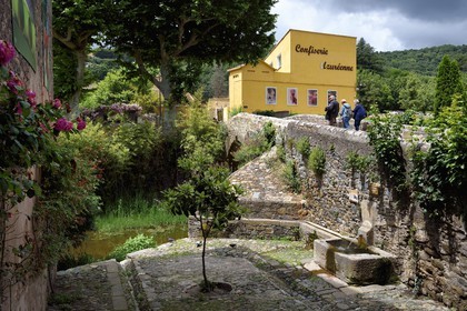 France, Var (83), Massif des Maures, Collobrières, le Pont Vieux et la Confiserie Azuréenne (fabrication artisanale autour de la chataigne) dans une ancienne fabrique de bouchons