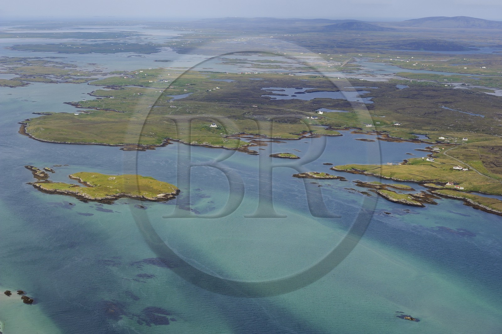Royaume-Uni, Ecosse, Hébrides extérieures, Ile de North Uist recouvert d'une mosaïque de tourbières, basses collines et lochs, Grimsay (vue aérienne)