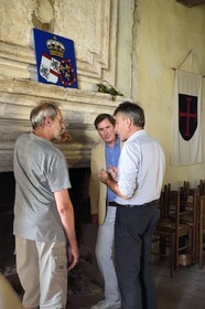 France, Allier (03), ancienne province du Bourbonnais, Besson, chateau de Fourchaud (XIVe siècle au XVIe siècle) appartenant aujourd'hui aux descendants des Bourbon-Parme, le Prince Charles Henri de Lobkowicz en compagnie de volontaires de l'association de sauvegarde du chateau