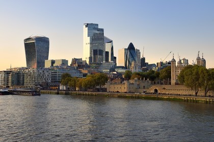 Royaume-Uni, Londres, les rives de la Tamise, la Tour de Londres, la City avec ses gratte-ciel, la tour dénommée le Talkie Walkie conçue par l'architecte Rafael Vinoly, la tour Le 30 St Mary Axe ou Swiss Re Building appelée aussi le cornichon concue par l'architecte Norman Foster