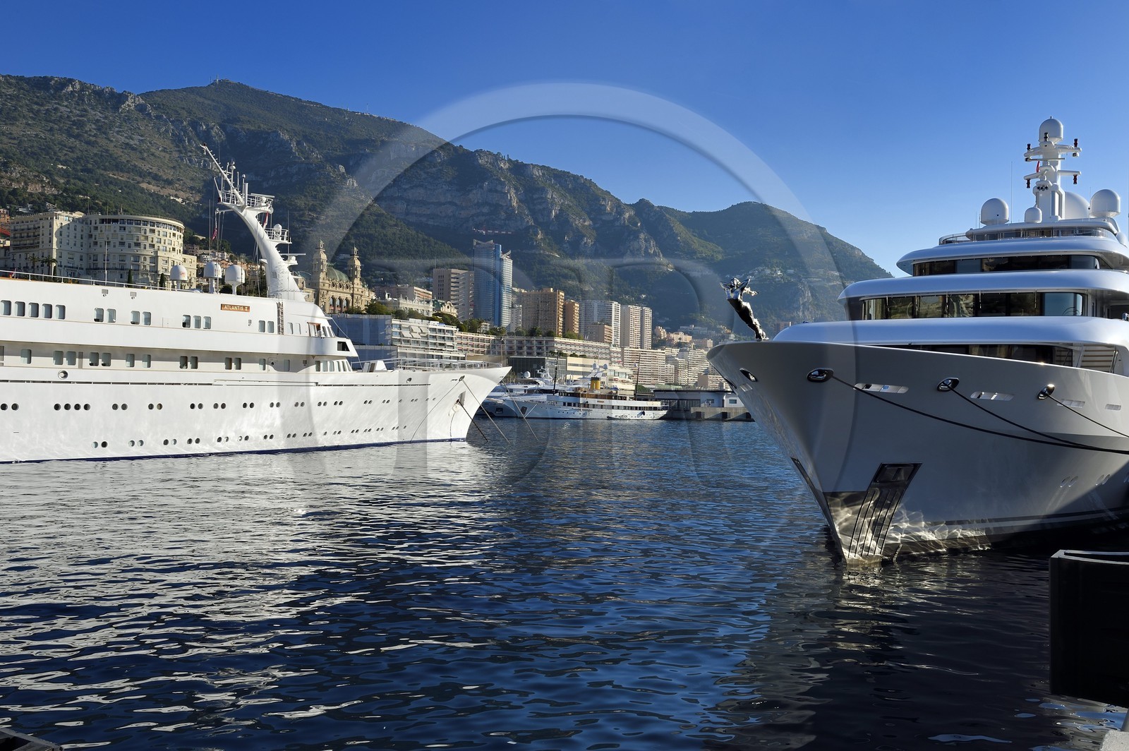 Principauté de Monaco, Monaco, yachts amarrés à port Hercule