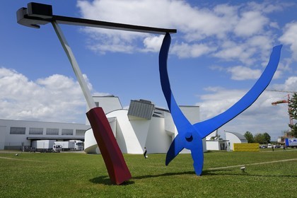 Allemagne, Süd-Baden, Weil am Rhein près de Bâle, Vitra Design Museum de l'architecte Frank O.Gehry, oeuvre Balancing Tools de Claes Oldenburg et Coosje van Bruggen