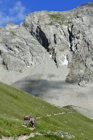 France, Alpes-de-Haute-Provence (04), Uvernet-Fours, parc national du Mercantour, vallée de l'Ubaye, col de la Cayolle (2326 m), sentier de randonnée qui grimpe à travers la pelouse alpine sur le circuit des lacs sous le sommet de la montagne du Trou de l’Aigle