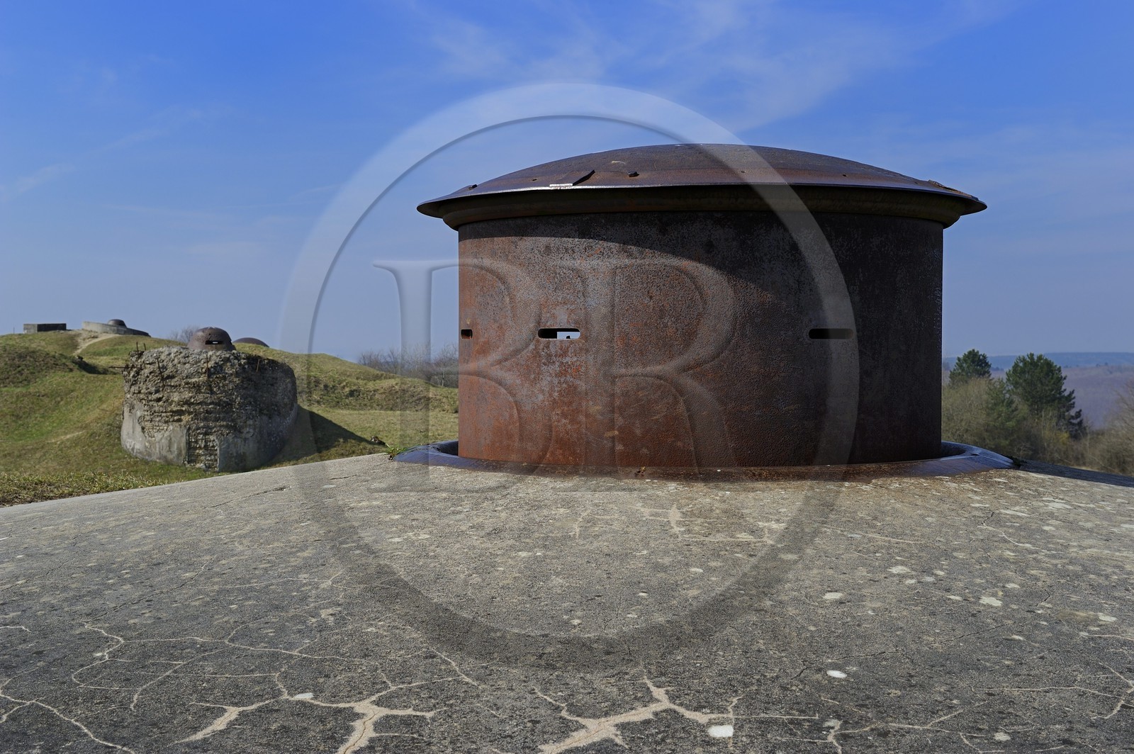 France, Meuse (55), Douaumont, fort de Douaumont, pièce maîtresse de la défense autour de Verdun qui fut pris par les allemands en 1916 puis repris par les troupes coloniales du Maroc la même année, tourelle de mitrailleuse et son observatoire en arrière-plan