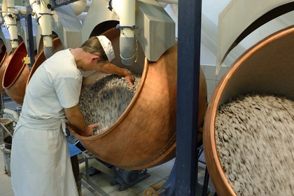 France, Meuse (55), Verdun, usine de dragées Braquier, gommage des amandes, opération ayant pour but de recouvrir les amandes d'un film et d'empêcher l'huile de migrer vers l'extérieur