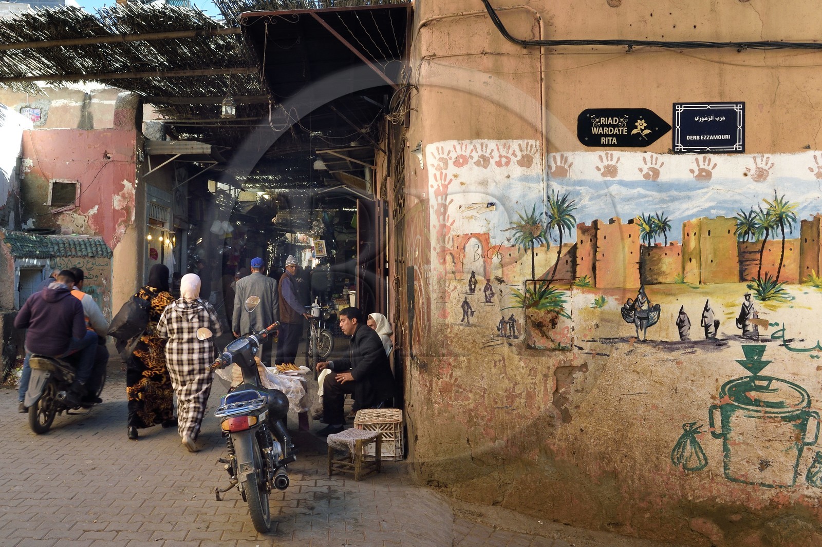 Maroc, Haut-Atlas, Marrakech, ville impériale, Médina classée Patrimoine Mondial de l'UNESCO, peinture murale à l'entrée du souk