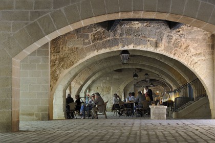 France, Gard (30), Uzès, classée ville d'art et d'histoire, restaurant sous les arcades entourant la Place aux Herbes