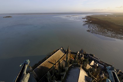 France, Manche (50), Mont-Saint-Michel, classé Patrimoine Mondial de l'UNESCO, chevet et la baie vus depuis la flèche à l'aube