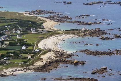 France, Finistère (29), la Côte des Légendes au coeur du Pays Pagan, Brignogan-Plages, Pointe de Beg-Pol, phare de Pontusval (vue aérienne)