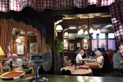 France, Bas-Rhin (67), Strasbourg, vieille ville classée au Patrimoine Mondial de l'UNESCO, la winstub Chez Yvonne - S'Burjerstuewel rue du Sanglier