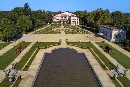 France, Pyrénées-Atlantiques (64), Pays-Basque, Cambo-les-Bains, la Villa Arnaga et  son jardin à la française, musée et maison d'Edmond Rostand de style néo-basque (vue aérienne)