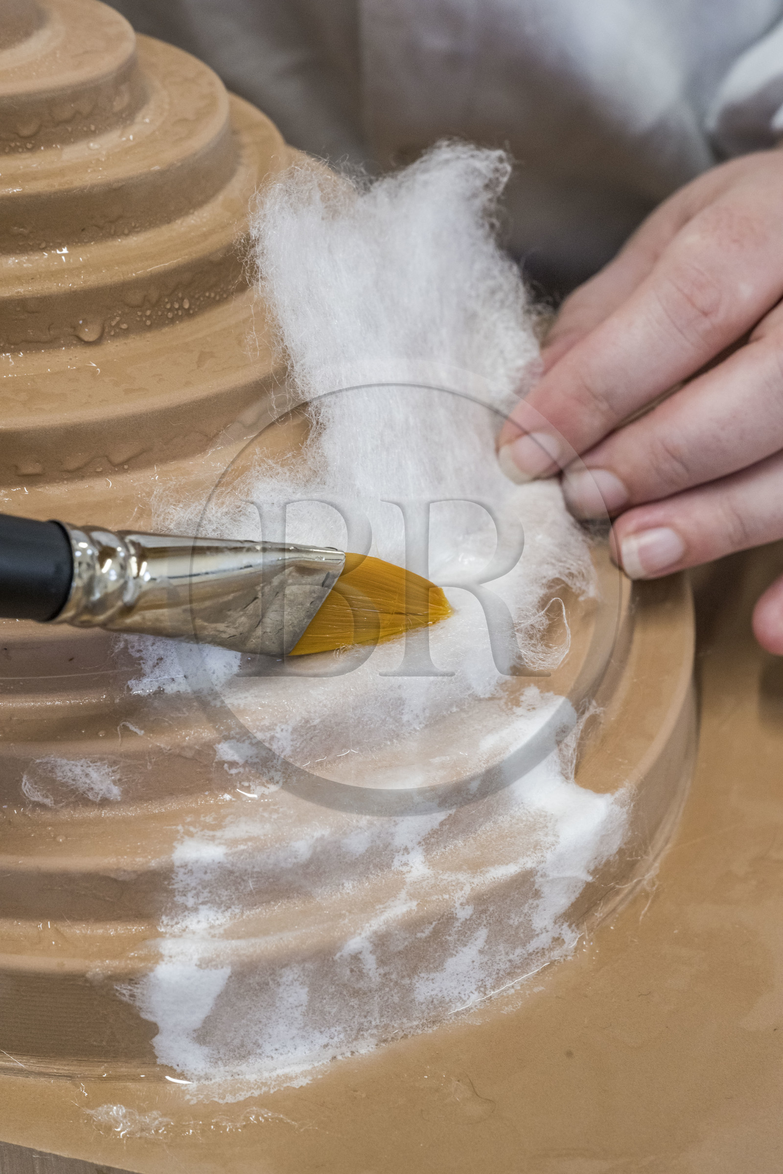 France, Gard (30), Bagard, l'Atelier Sericyne, production de soie d'exception et intissée pour la réalisation d'objets de décoration et d'art de vivre en soie, mise en place d'une pièce de fils de soie sur un moule avec une application au pinceau et à l'eau