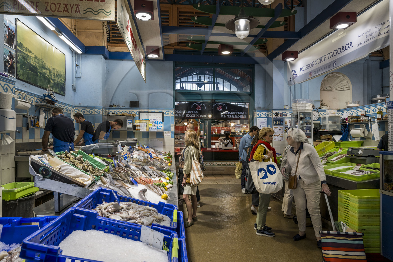 France, Pyrénées-Atlantiques (64), Pays-Basque, Saint-Jean-de-Luz, étal du marché couvert sous la halle