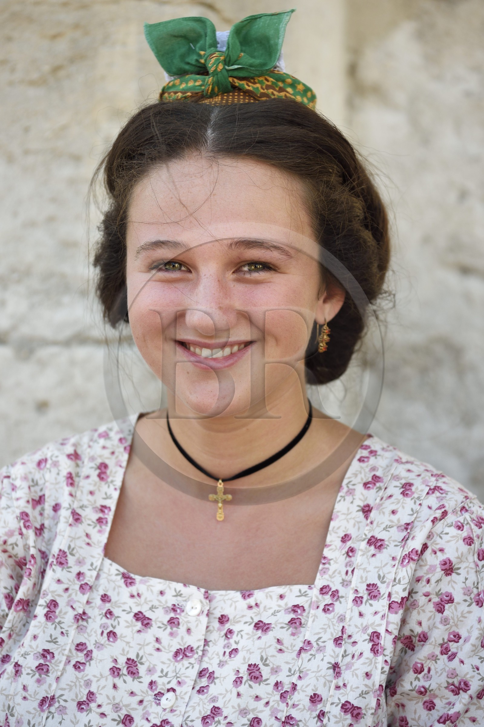 France, Bouches-du-Rhône (13), Arles, la course camarguaise de la Cocarde d'Or aux Arènes, jeune arlésienne en costume traditionnel