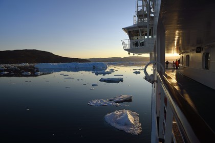 Groenland, cote ouest, baie de Disko, le bateau de croisière MS Fram de la compagnie Hurtigruten progresse entre les icebergs de la baie de Quervain