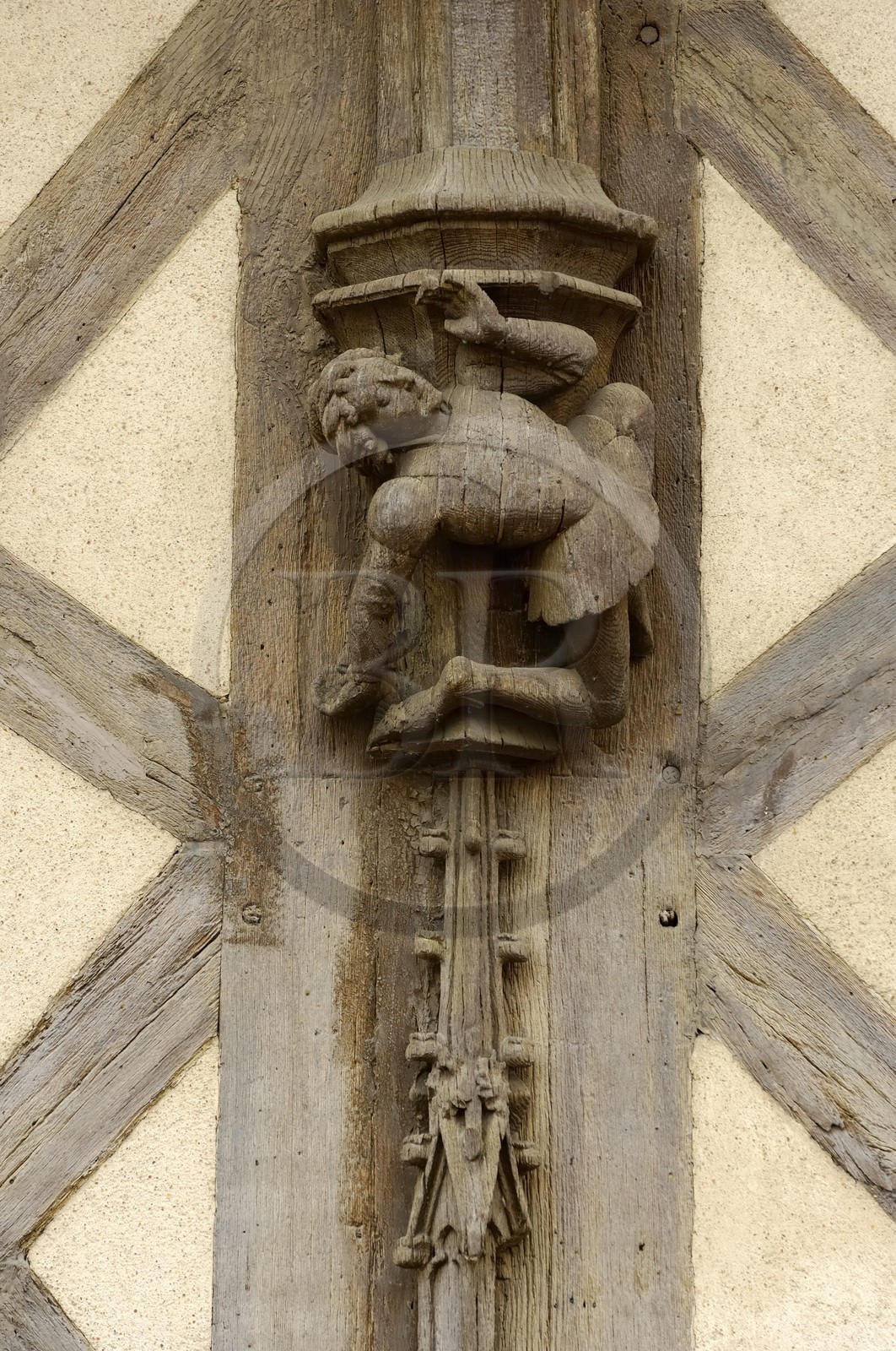 France, Loir et Cher (41), Blois, maison des acrobates du 15è siècle, détail des pans de bois sculptés
