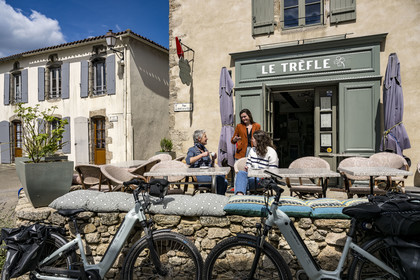 France, Vendée (85), Mallièvre, la terrasse du café Le Trèfle rue du Haut de la ville fait un magnifique stop pour les cyclistes sur la véloroute Vendée Vélo Tour