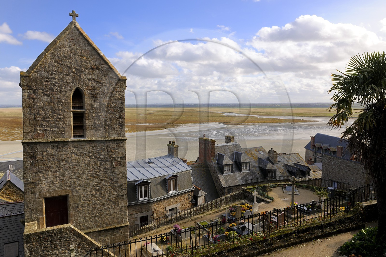 France, Manche (50), Mont-Saint-Michel, classé Patrimoine Mondial de l'UNESCO, l'église paroissiale Saint-Pierre et le cimetière