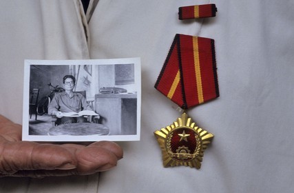 Vietnam, province de Thua Thien Hué, Hué, portrait d'un colonel viet-minh pendant la guerre contre les français et sa décoration