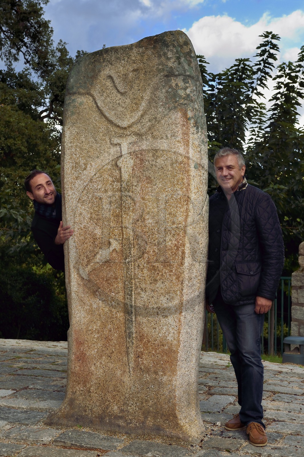 France, Corse-du-Sud (2A), site préhistorique de Filitosa, statue menhir appelée Filitosa V représentant des personnages armés, les 2 Daniel fils et petit- fils de l'inventeur Charles-Antoine Cesari