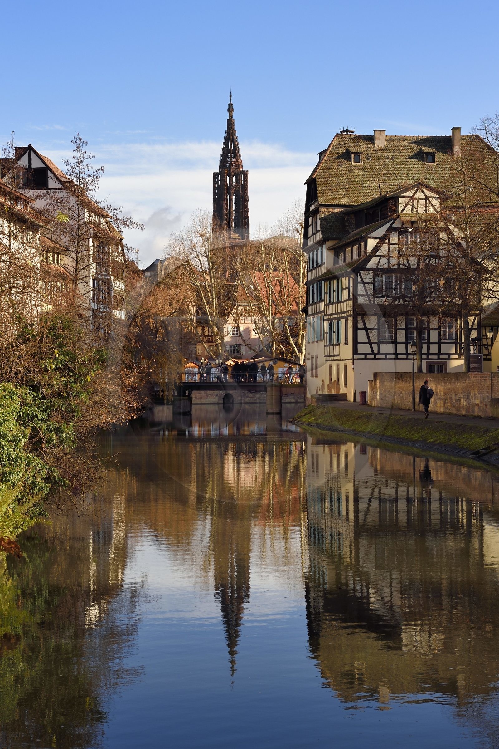France, Bas-Rhin (67), Strasbourg, vieille ville classée au Patrimoine Mondial de l'UNESCO, quartier de la Petite France, le pont (tournant) du Faisan et quai de la Petite France le long d'un des bras de la rivière l'Ill, la cathédrale Notre-Dame en arrière plan