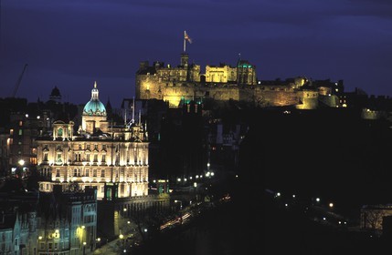 Royaume-Uni, Ecosse, le château d'Edimbourg et l' hôtel Balmoral de nuit