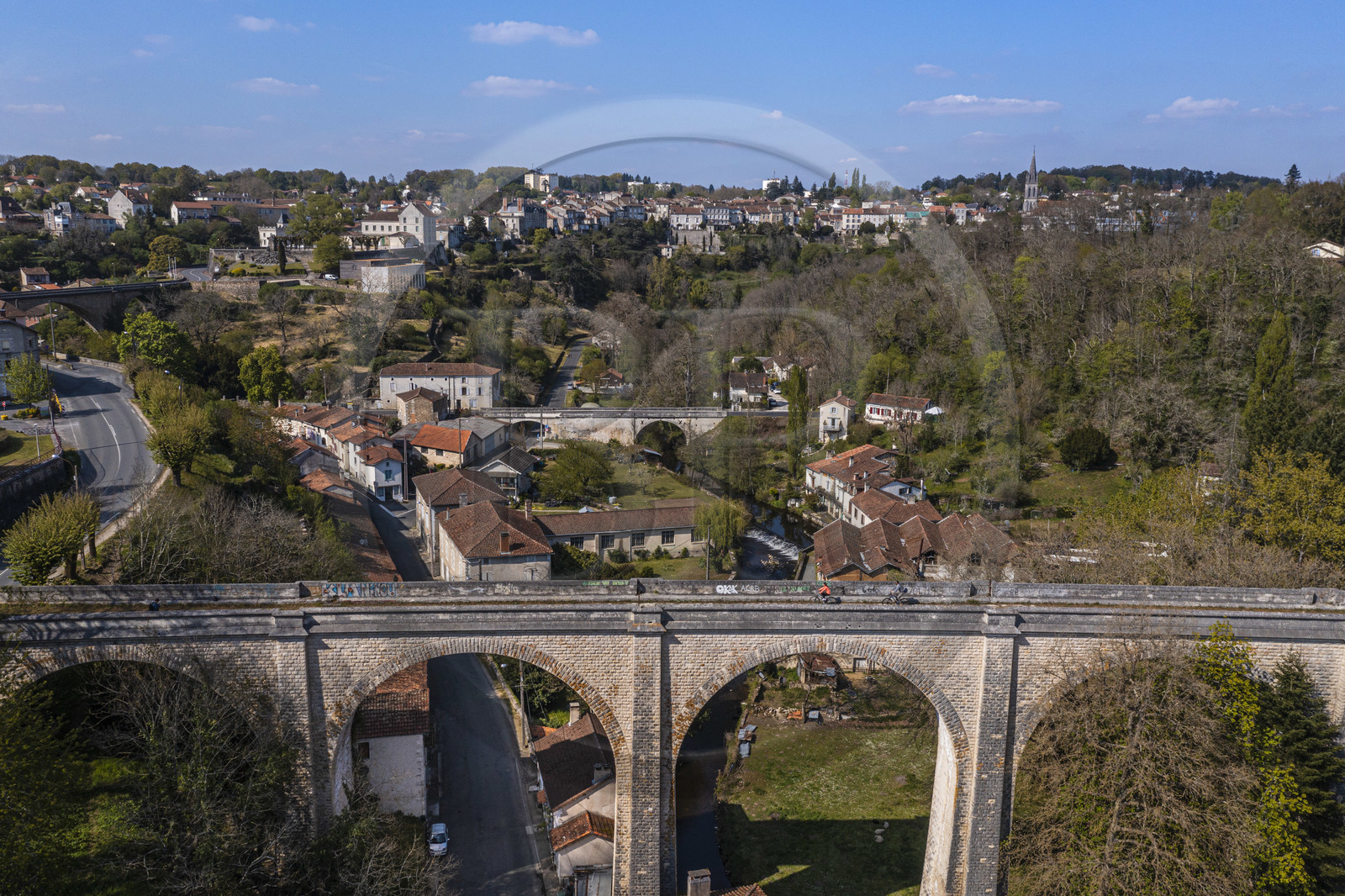 France, Dordogne (24), Périgord Vert, Nontron, cyclistes faisant la véloroute la Flow Vélo sur l'ancien viaduc ferroviaire qui traverse la vallée du Bandiat, la ville en arrière plan (vue aérienne)