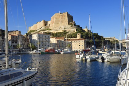 France, Corse-du-Sud (2A), Bonifacio, le port dominé par la citadelle dans la ville haute