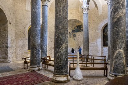 France, Bouches-du-Rhône (13), Aix en Provence, Cathedrale Saint Sauveur (XIIe au XVIe siecle), le baptistère octogonal construit fin du Vème siècle début du VIème siècle sur l'emplacement de l'ancienne place du forum d'Aquae Sextiae avec des colonnes en marbre romaines en réemploi