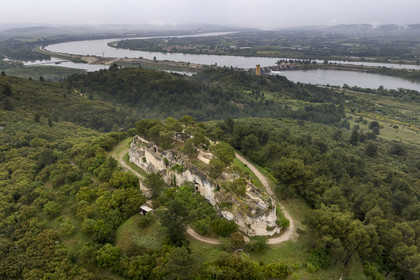 France, Gard (30), Beaucaire, abbaye troglodytique de Saint-Roman, nécropole sur le sommet accueillant des centaines de sépultures creusées dans le rocher (vue aérienne)
